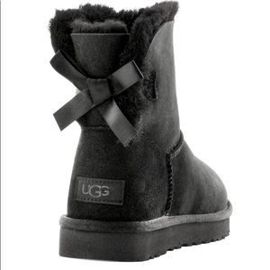 Ugg Mini Bailey Bow Boots black size 6